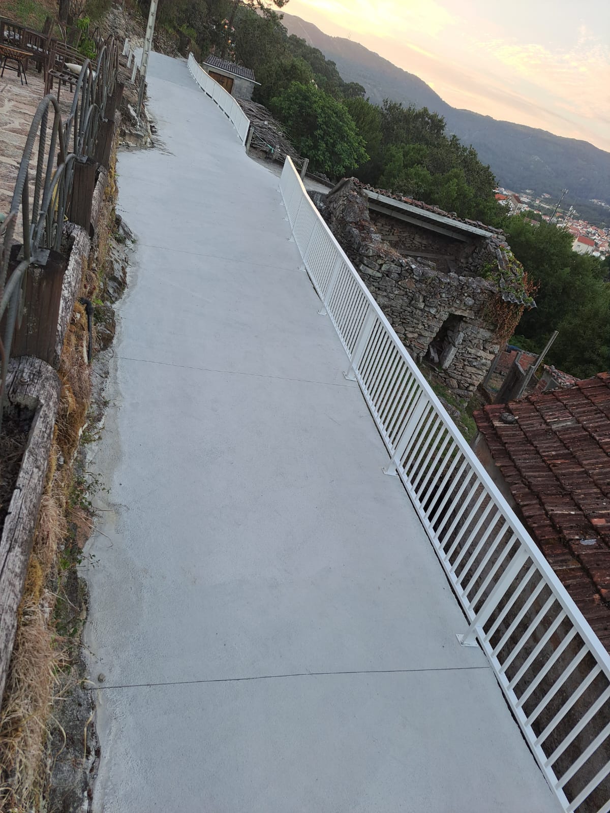 Acceso principal a casa rural Jallambau en Muros A Coruña