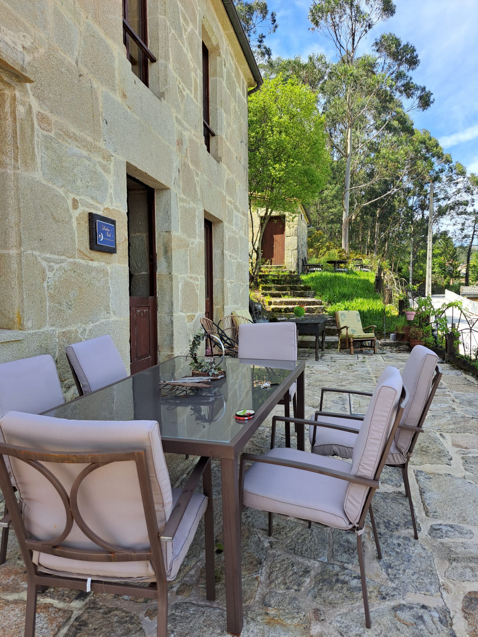 Zona exterior con jardín y vistas al mar en casa rural Galicia